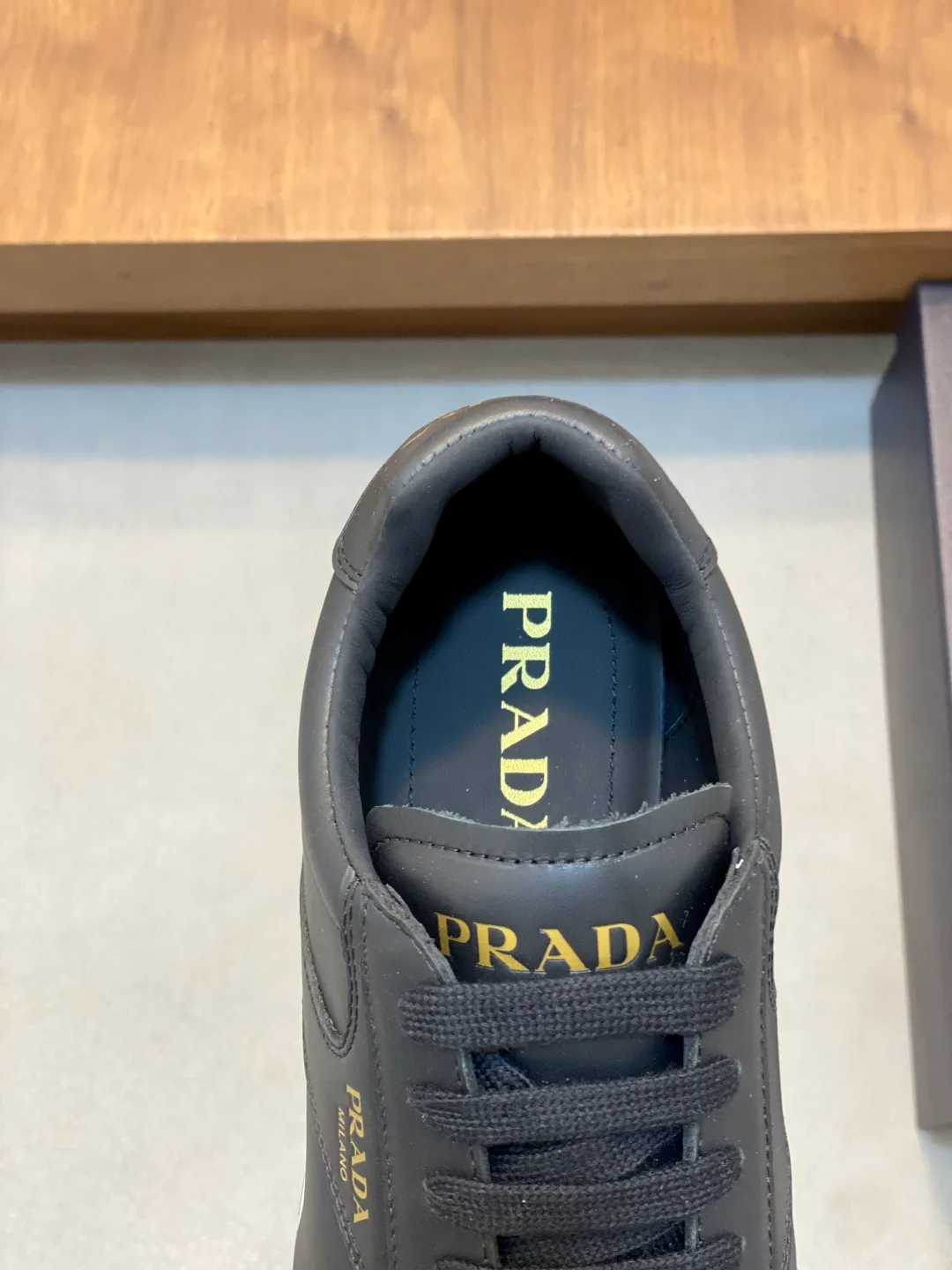 Men's shoes 💰740 Prada/Prada's new men's spliced ​​casual sports shoes. These sports shoes use exquisite stitching technology to outline a unique geometric texture, and contemporary lines and details reinterpret the classic sports style. The upper is made of ultra-official material, and the lining is full cowhide. It is lightweight, breathable, practical and versatile. The tongue is decorated with the Prada Milano logo, and the logo print is embellished with the laces. It is paired with a 2.5cm two-color rubber sole to create a comfortable wearing experience. Comes with full set of original packaging dust bag! Size: 39-40-41-42-43-44 (38, 45 customized) standard leather shoe size